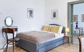 Turnkey I Vintage Terrace Apartment